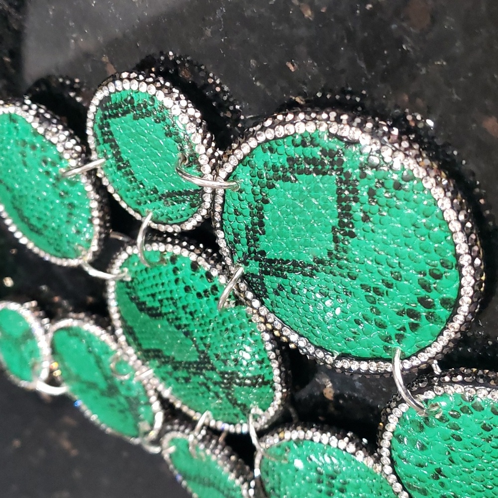 Sassy Jones Tizani Bib Green and Ring - Picture 7 of 7